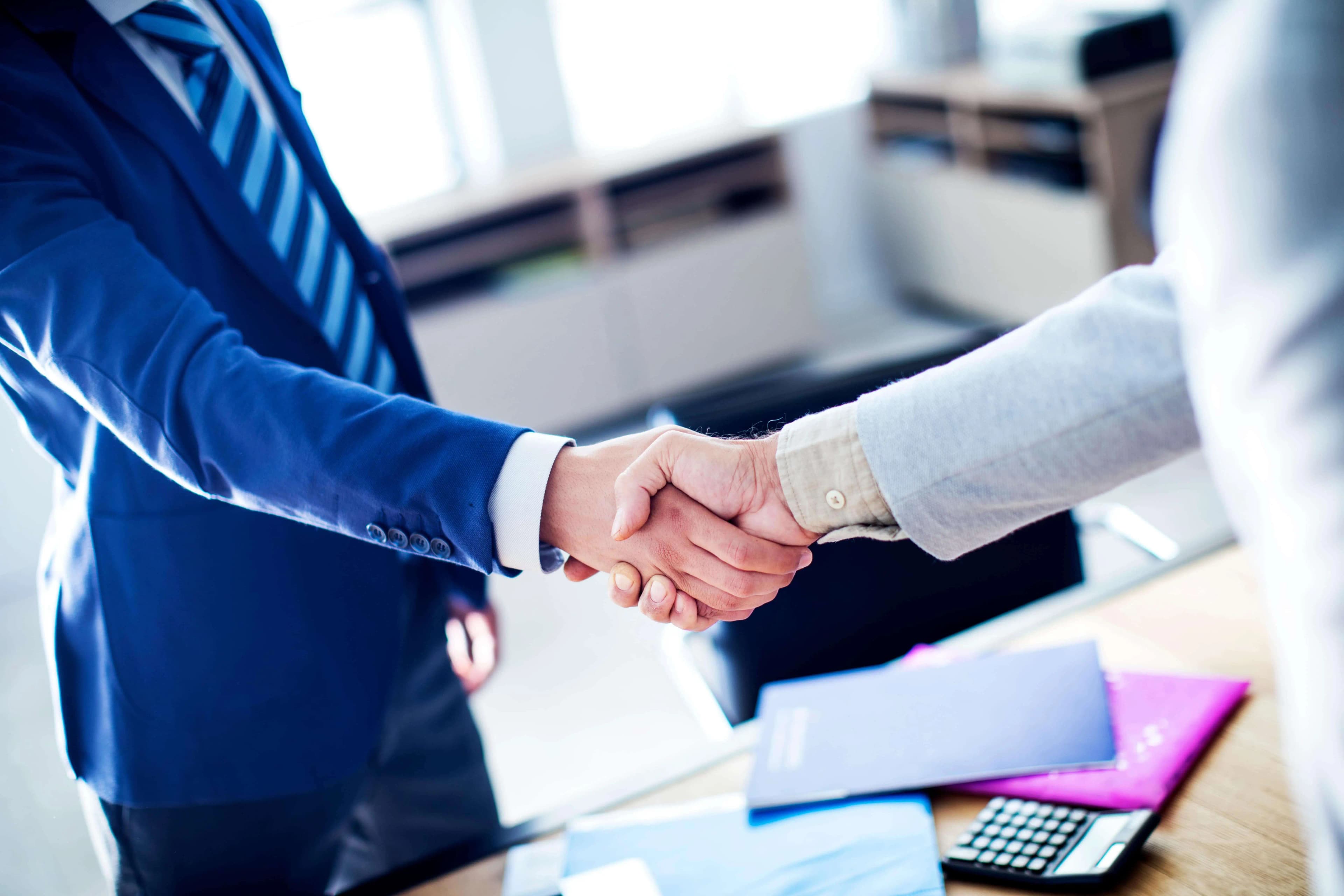 Uścisk dłoni dwóch biznesmenów