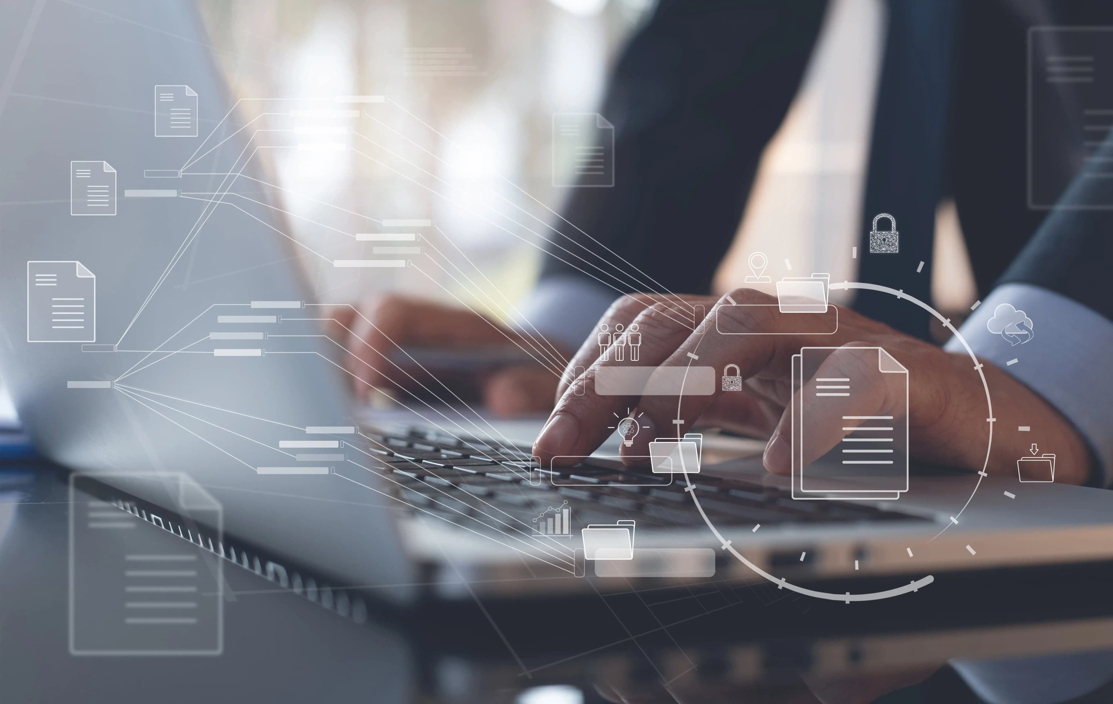 Mężczyzna w garniturze pracujący na laptopie