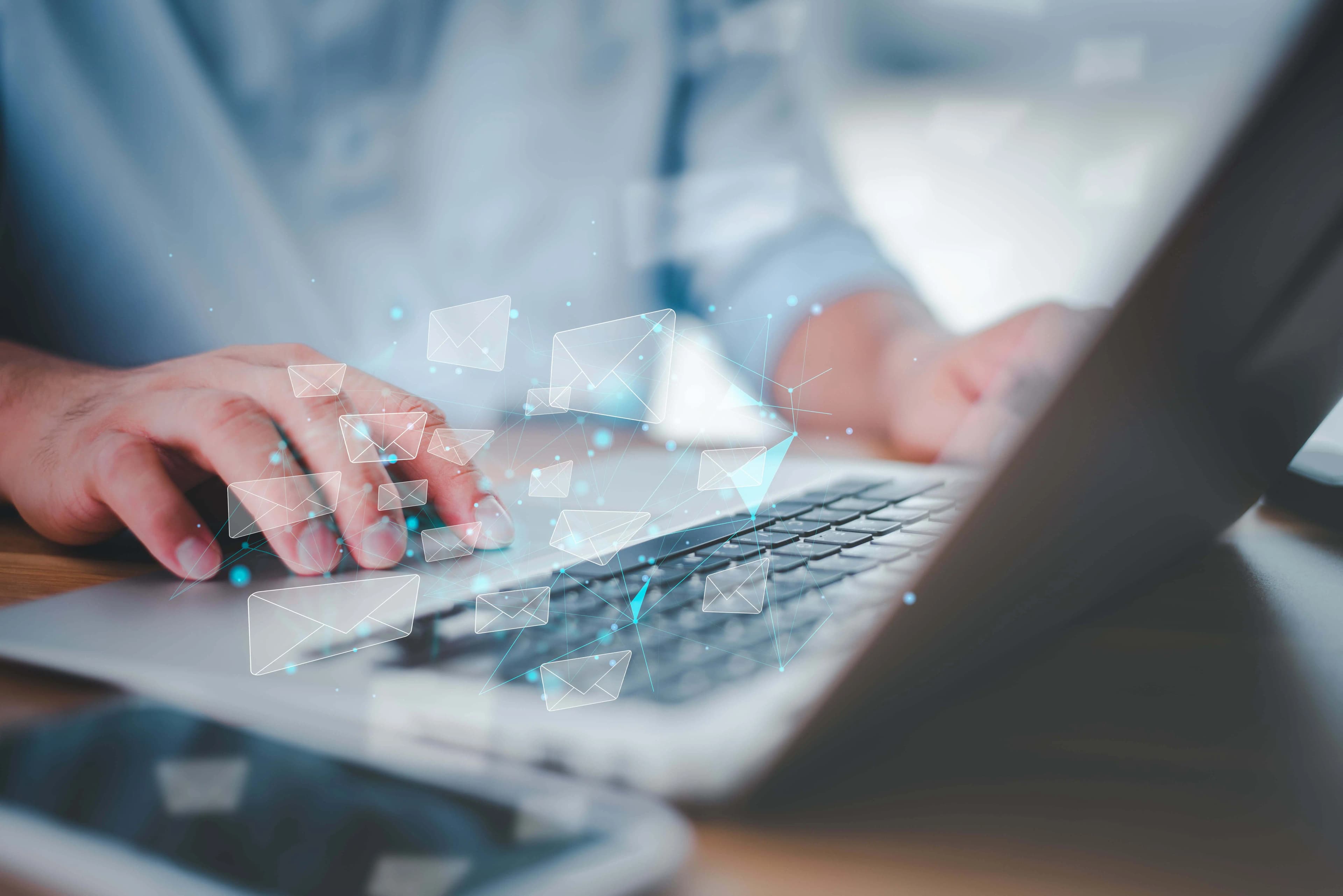 Mężczyzna pracujący na laptopie