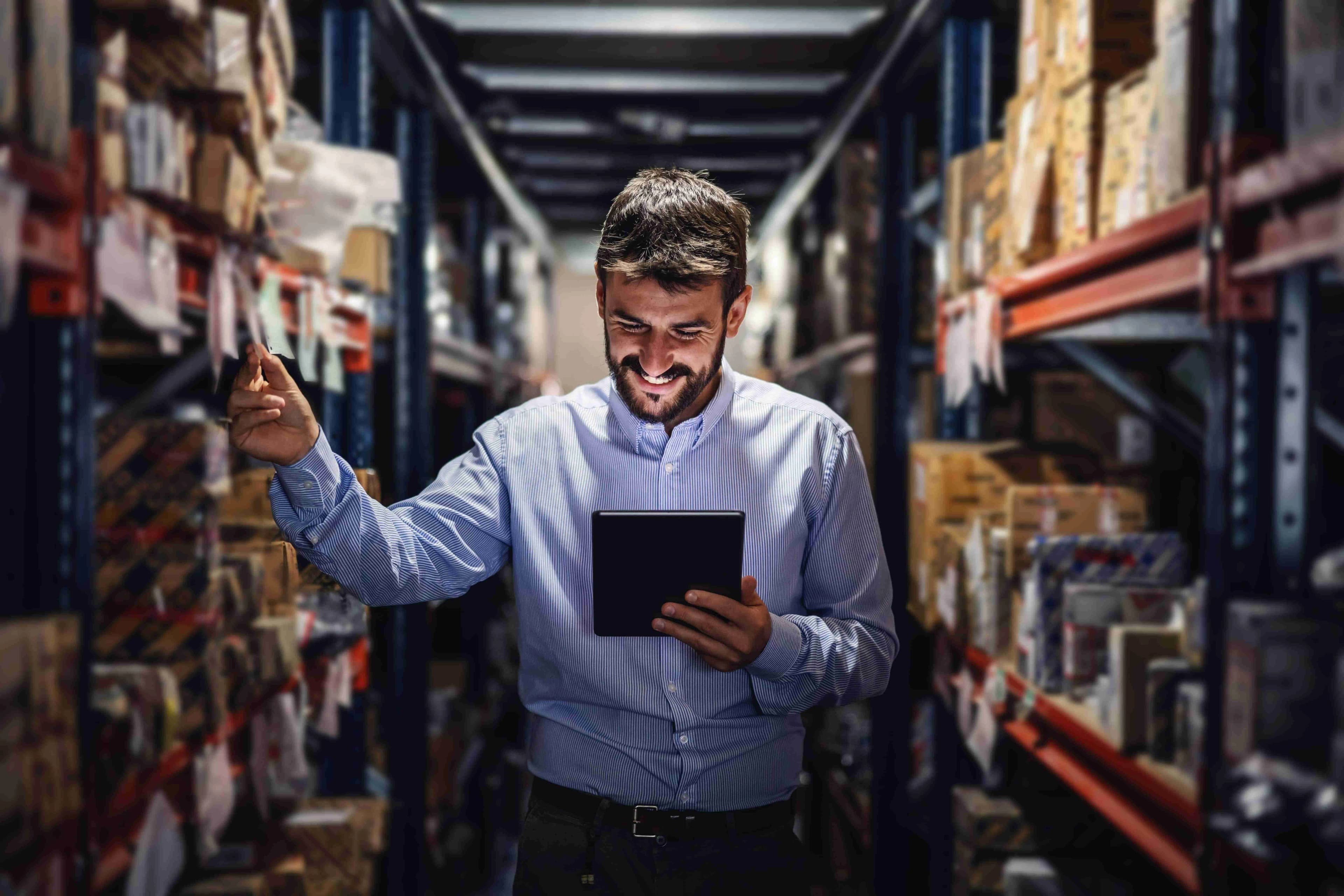 Mężczyzna monitorujący temperaturę i wilgotność magazynu na tablecie