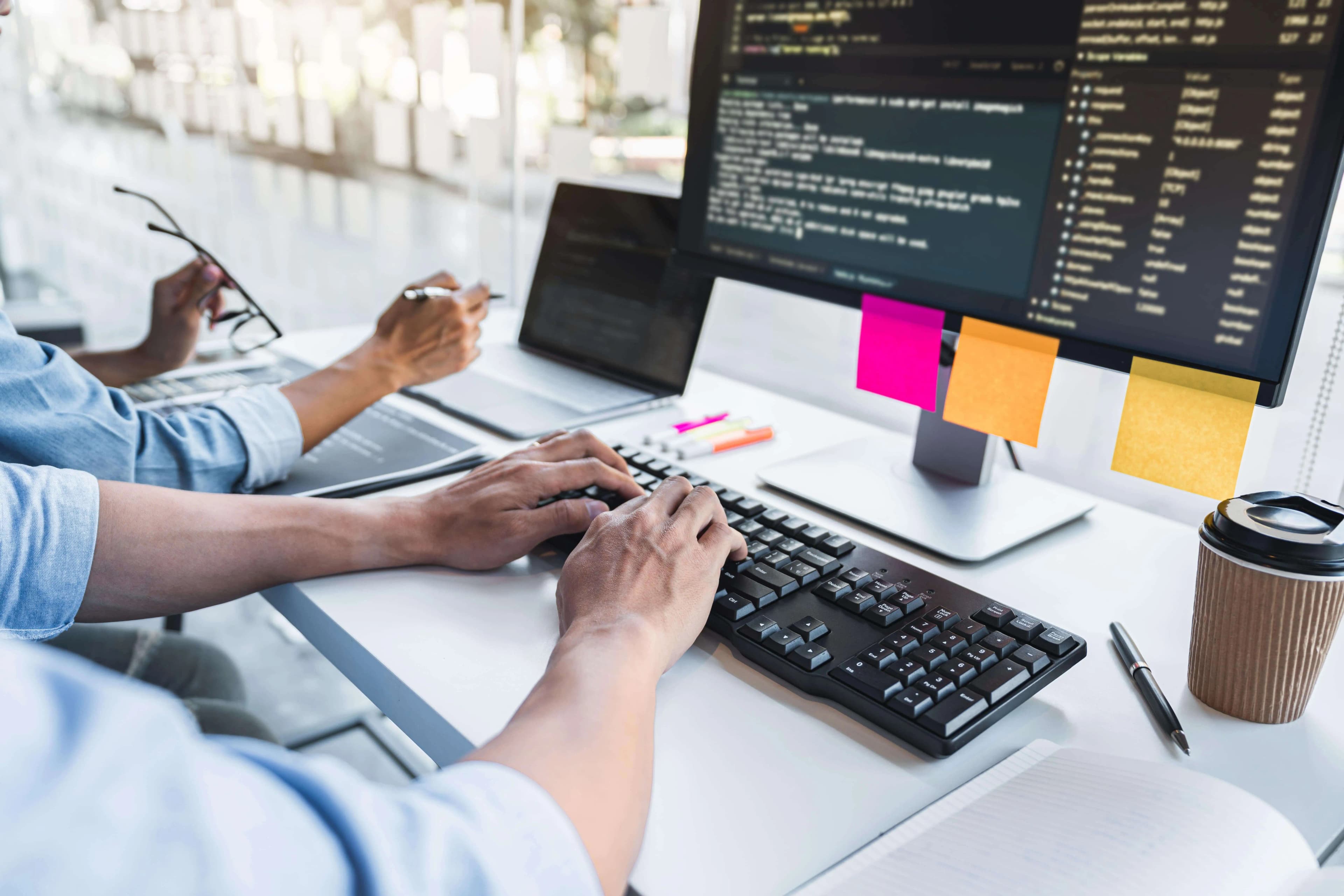 Developer pracujący nad dedykowanym oprogramowaniem