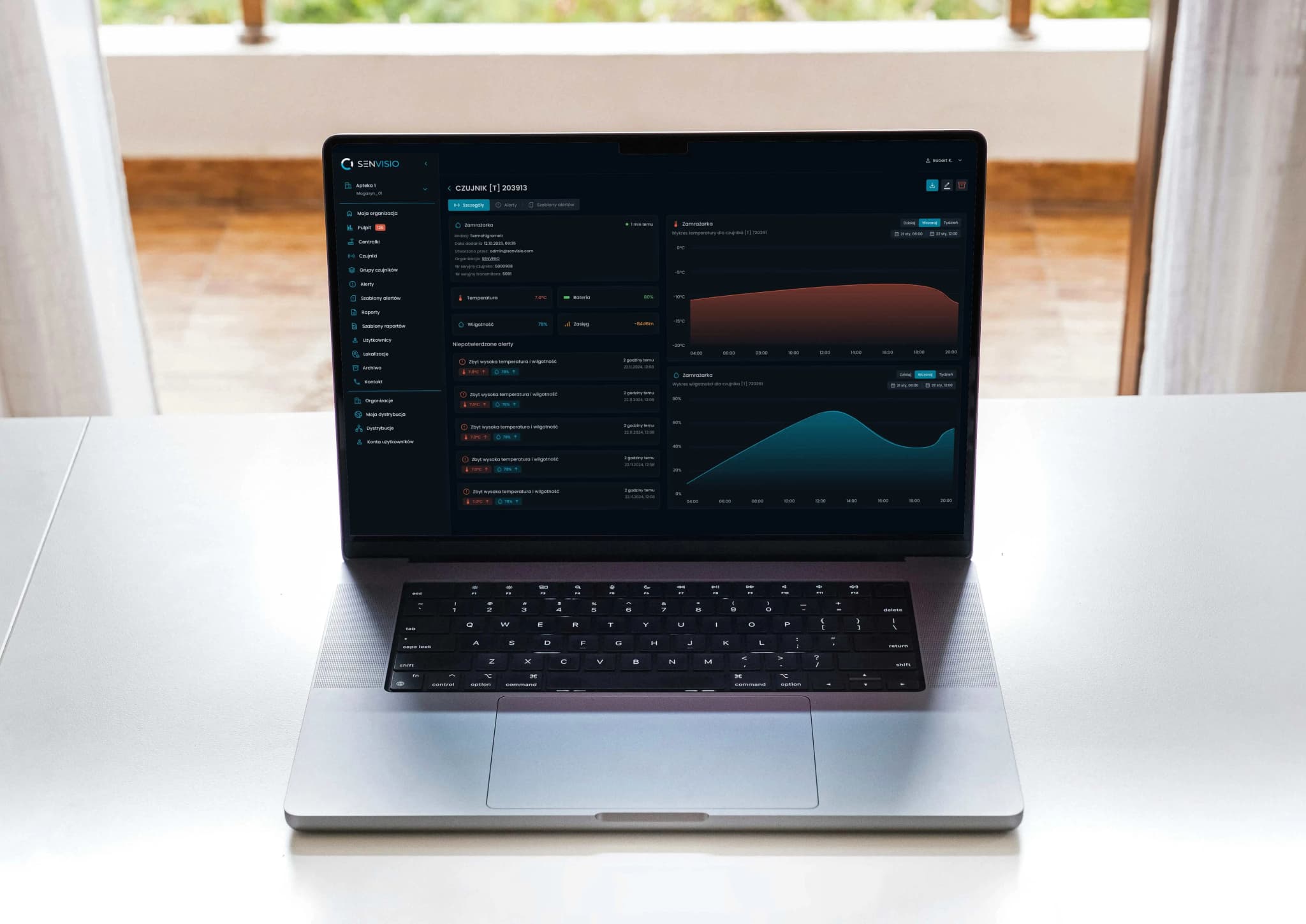Laptop wyświetlający system SENVISIO - nowoczesne oprogramowanie do zarządzania i analizy danych z czujników.