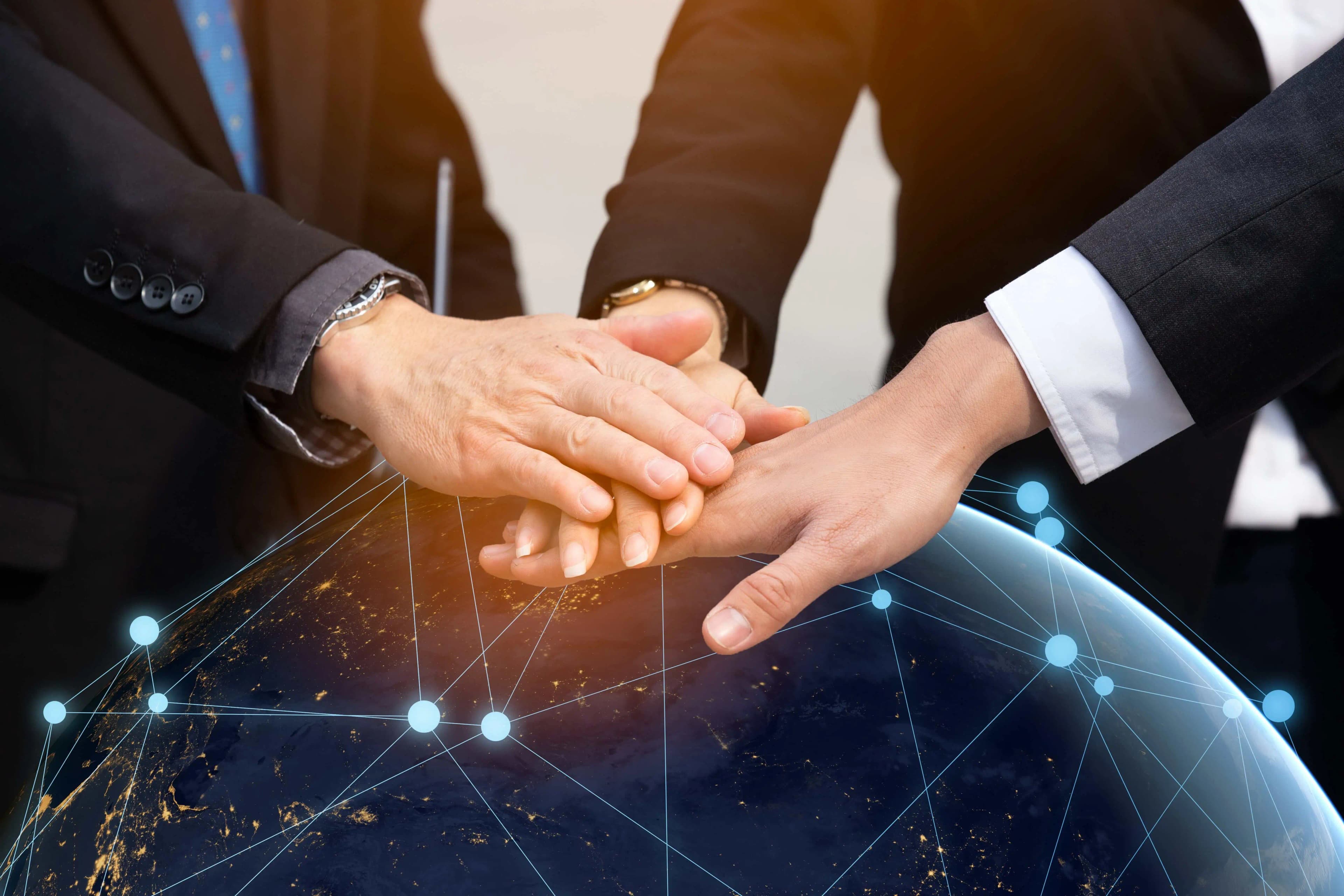 Dłonie profesjonalnego zespołu na futurystycznym globie